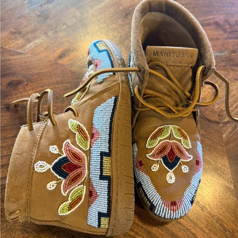 Manitobah Women's Brown Beaded Moccasins